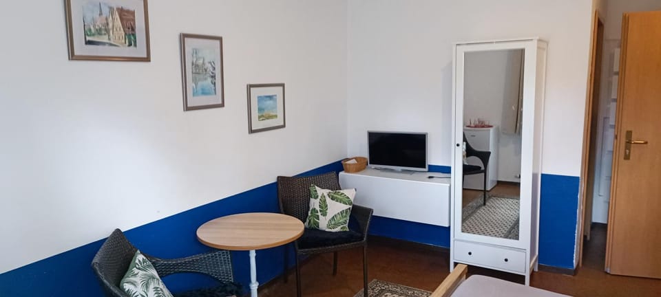 Bed, TV and multimedia, Photo of the whole room, Seating area, Bedroom