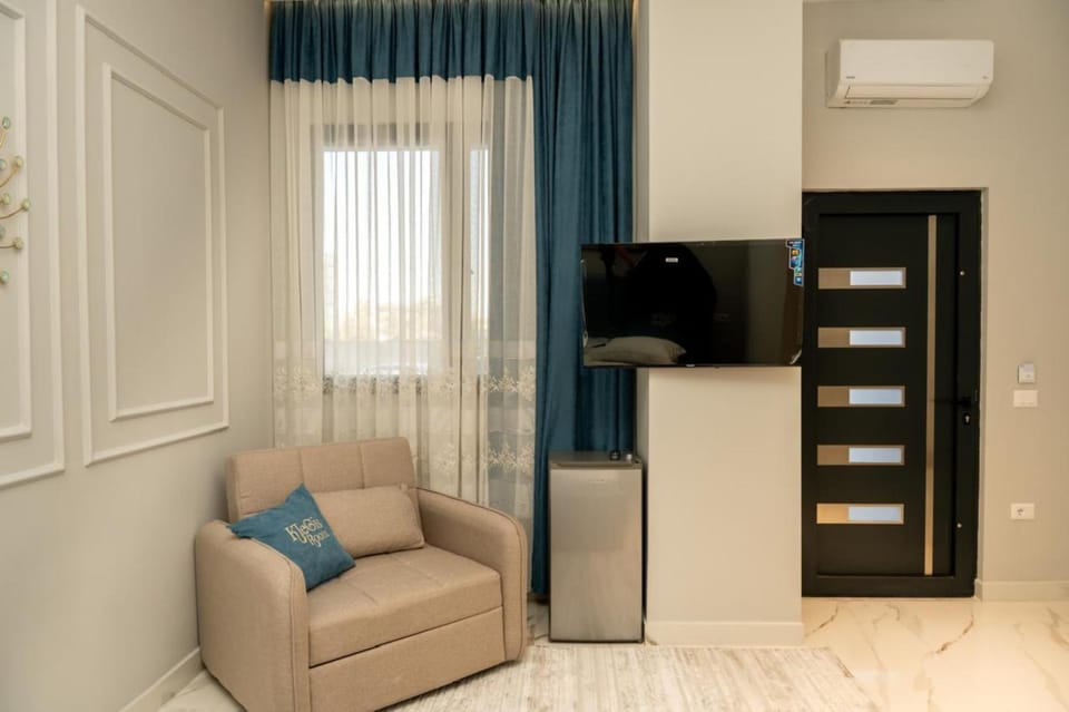 TV and multimedia, Seating area, air conditioner