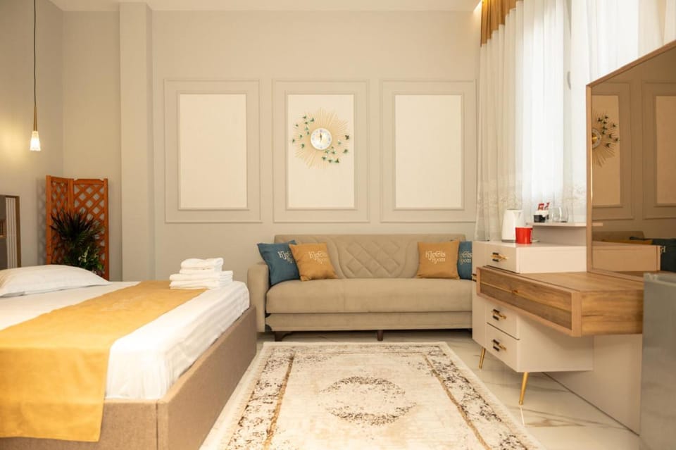 Bed, Photo of the whole room, Seating area, Bedroom