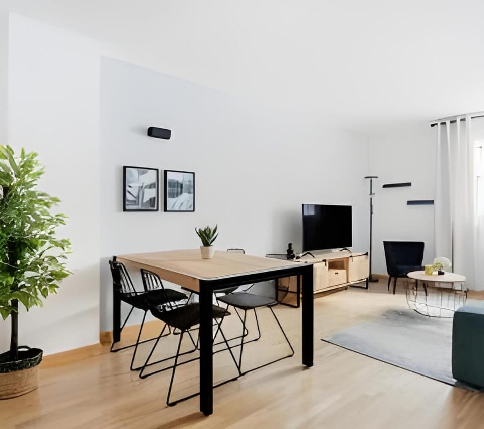 TV and multimedia, Living room, Seating area, Evening entertainment