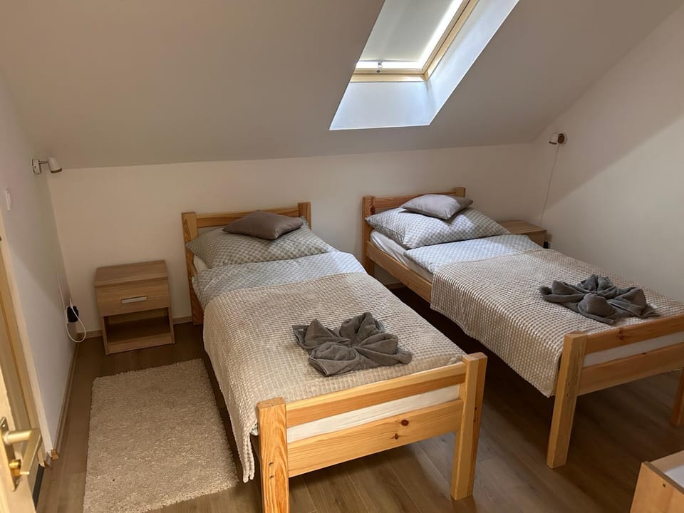 Bed, Bedroom, towels