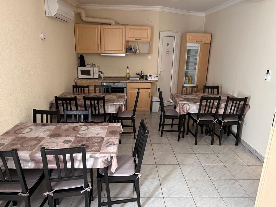 Kitchen or kitchenette, Dining area, stove