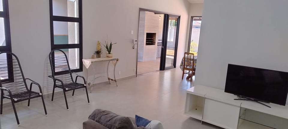 Casa 3 quartos climatizados, wi-fi, garagem e área de lazer com piscina House in Ribeirão Preto