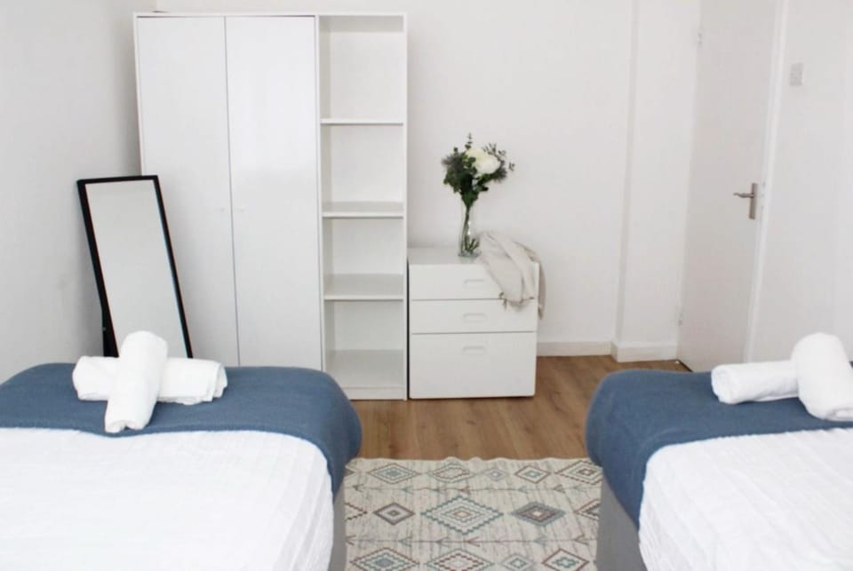 Modern 2 bed room Near Vauxhall, Bright & Well-Connected Apartment in London