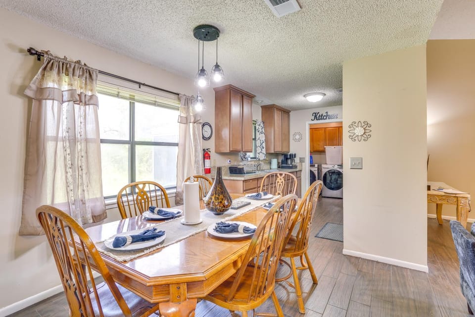 6 Mi to Ellen Trout Zoo: Family Home w/ Yard! House in Lufkin