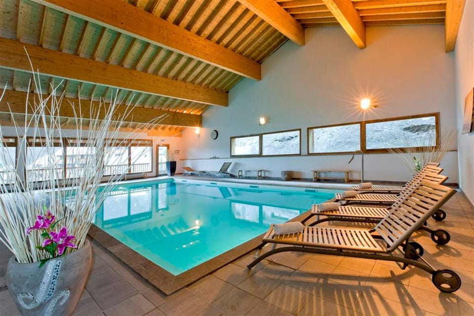 Day, Winter, Hot Tub, Massage, Sauna, Steam room, Mountain view, Swimming pool