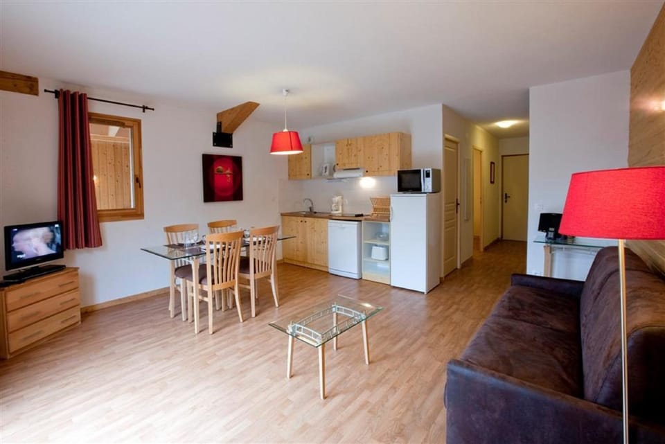 Bed, Day, TV and multimedia, Coffee/tea facilities, Kitchen or kitchenette, Living room, Decorative detail, Dining area, Family