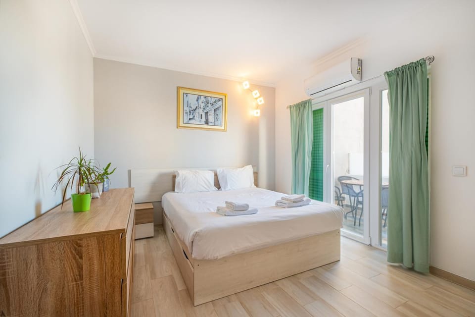 Bed, Bedroom, towels