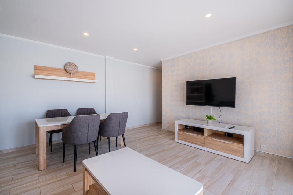 Communal lounge/ TV room, TV and multimedia, Living room, Seating area, Dining area