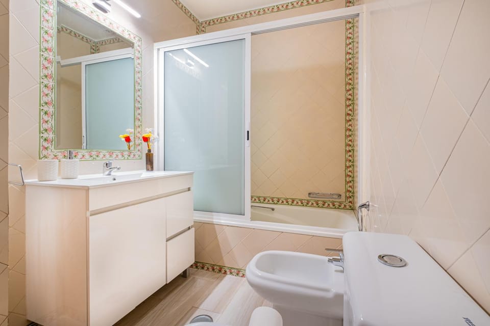 Shower, Toilet, Bathroom, Bath, bidet, towels