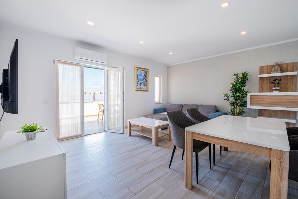 Communal lounge/ TV room, TV and multimedia, Living room, Seating area, Dining area