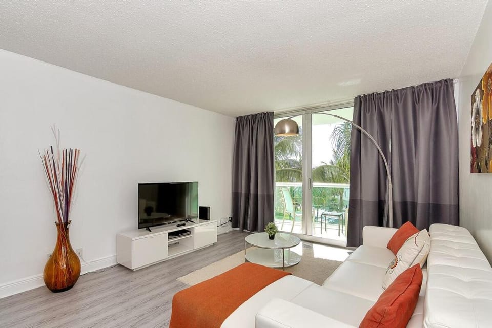 Fully equiped, ocean front, pool, parking Apartment in Hollywood Beach