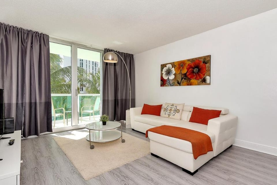 Fully equiped, ocean front, pool, parking Apartment in Hollywood Beach