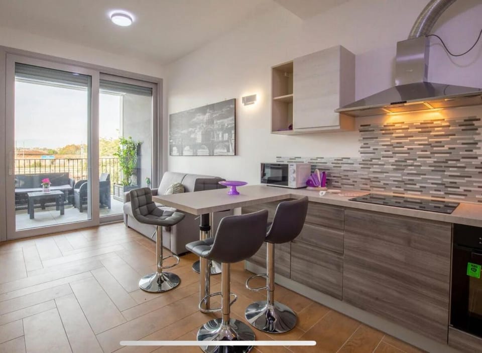 Kitchen or kitchenette, Dining area