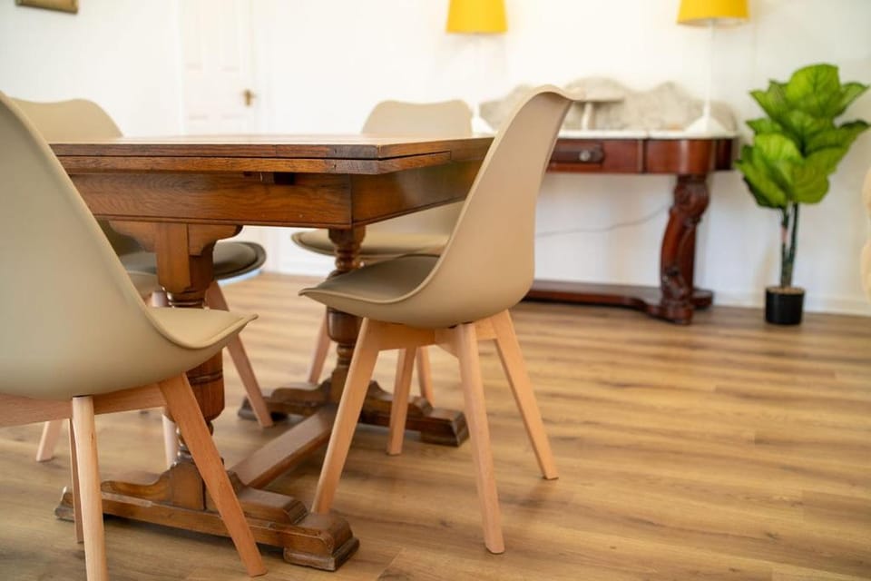 Bumble Bee Bungalow Serviced Accommodation House in West Oxfordshire District