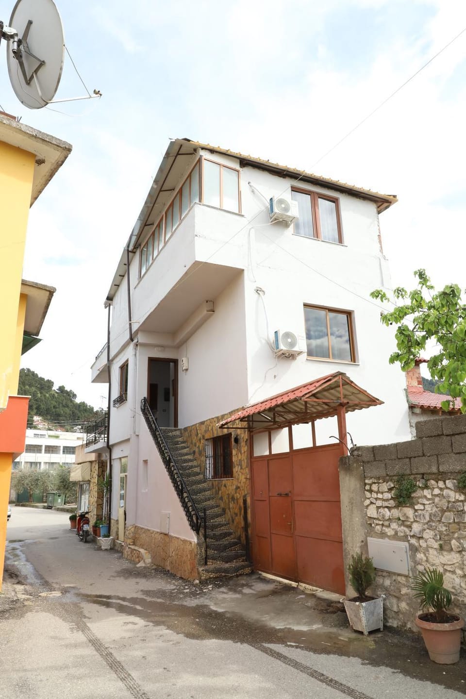 Property building, Day, Neighbourhood, Street view