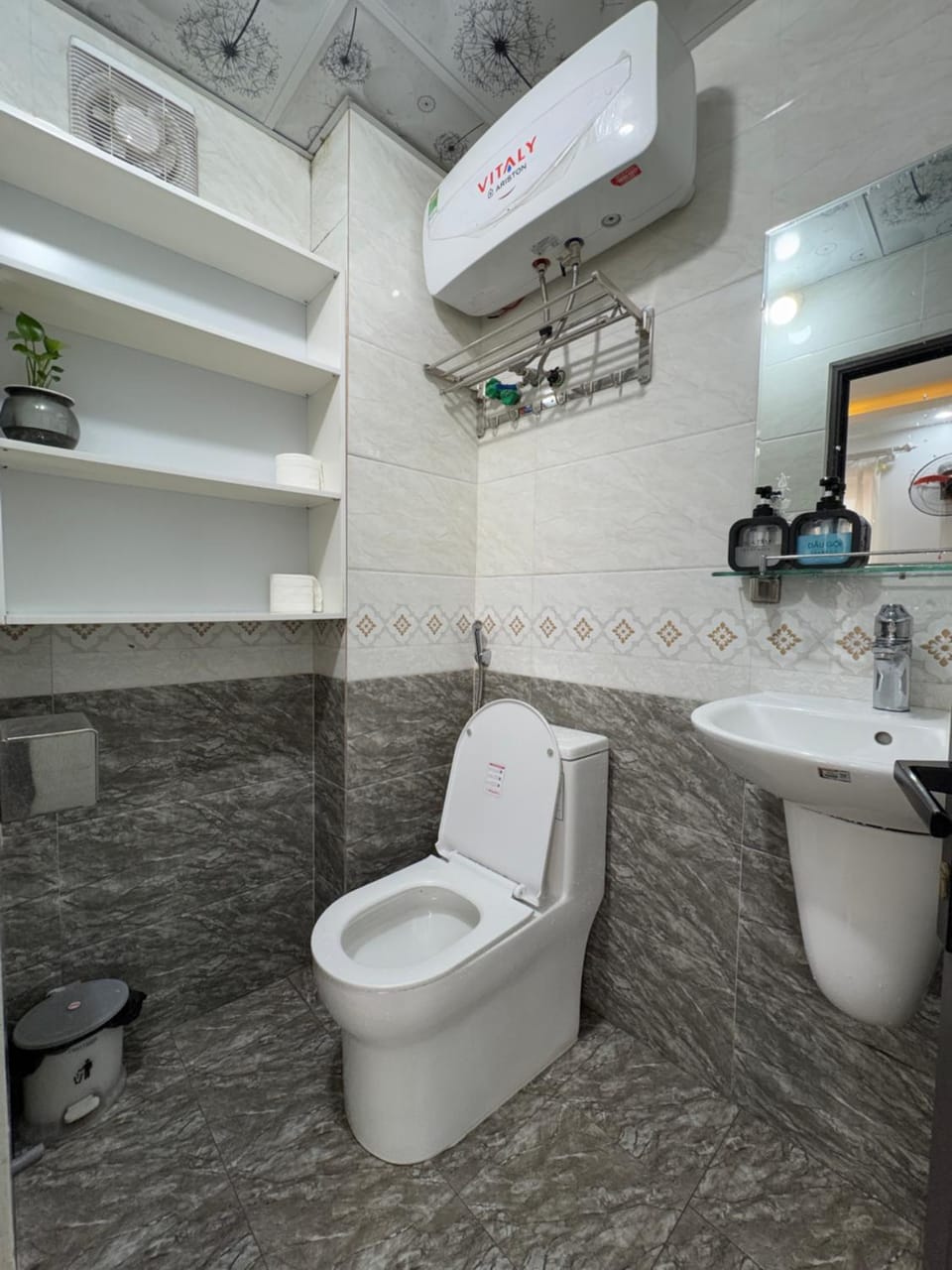 Toilet, bidet
