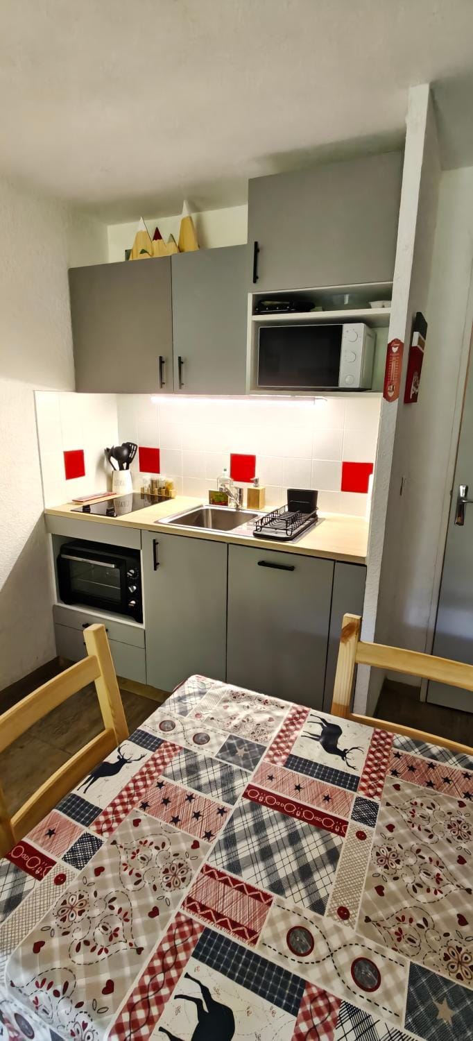 Kitchen or kitchenette, stove, kitchen