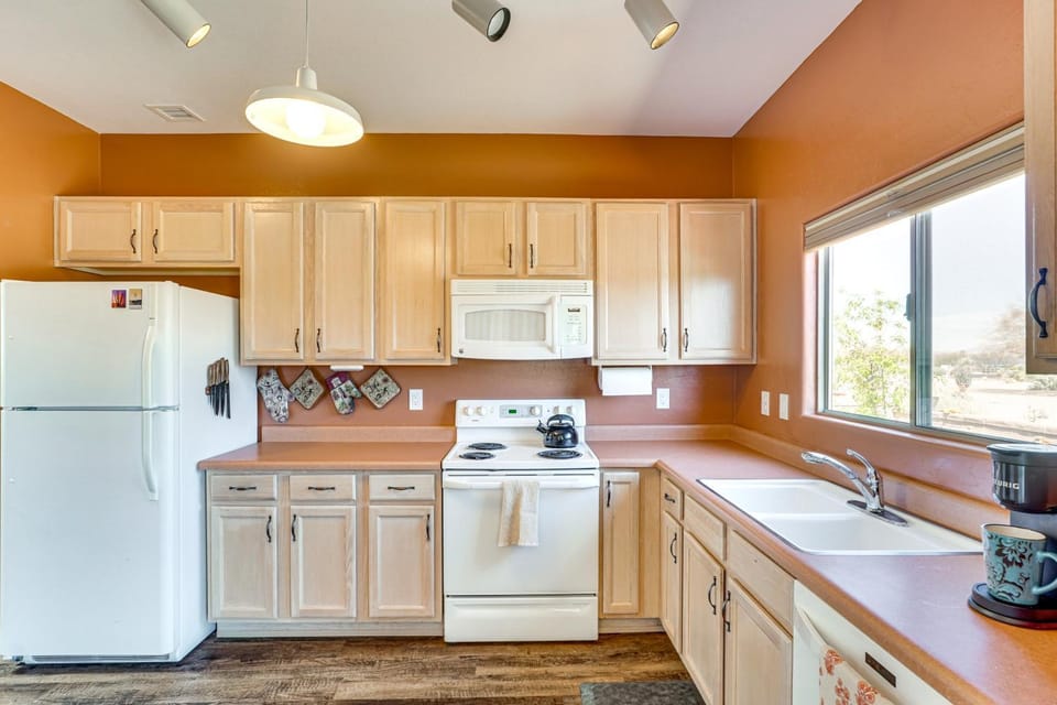 Hot Tub Access & Fire Pit: Green Valley Getaway! House in Green Valley