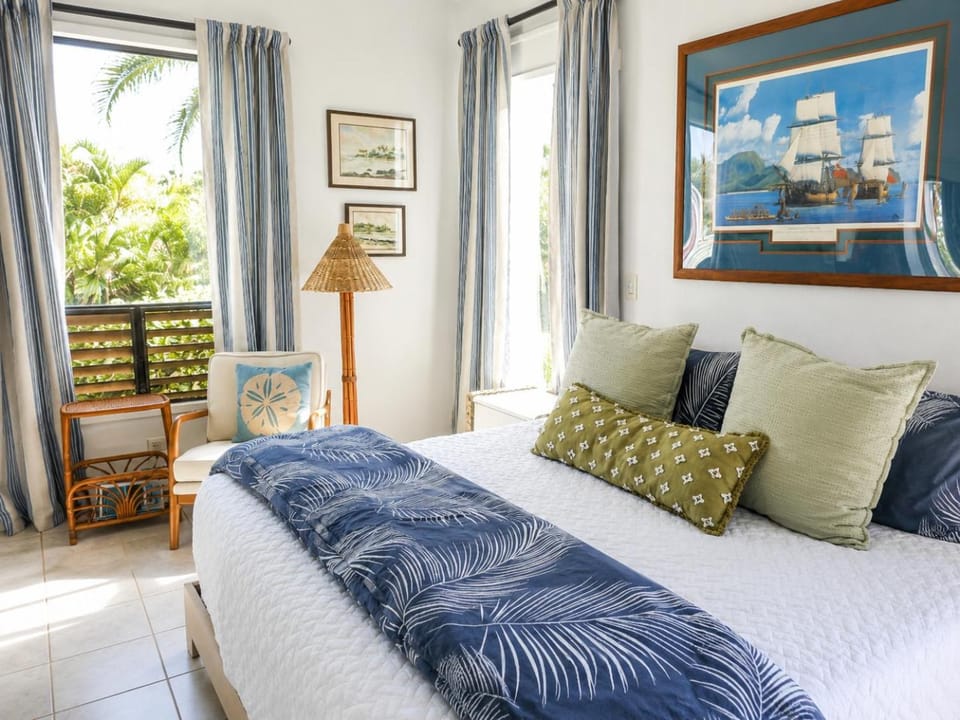Bed, Seating area, Bedroom