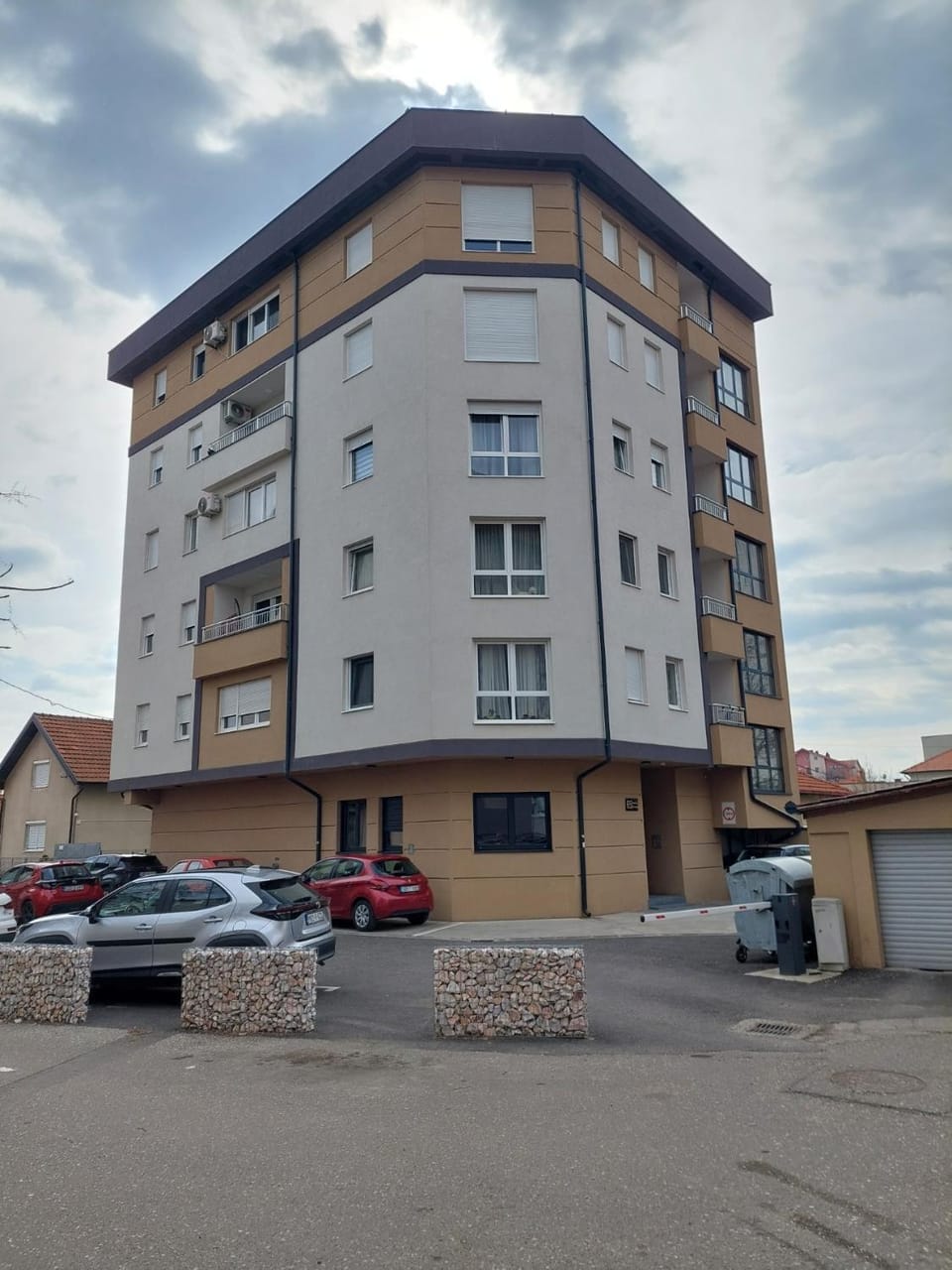 Property building, Day, Street view, Location, Parking