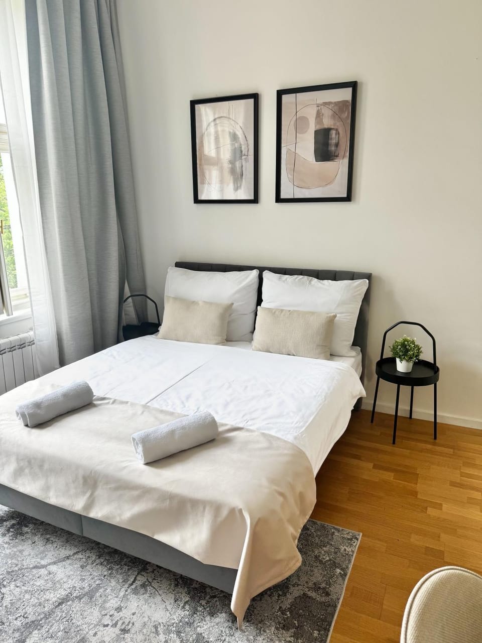 Bed, towels