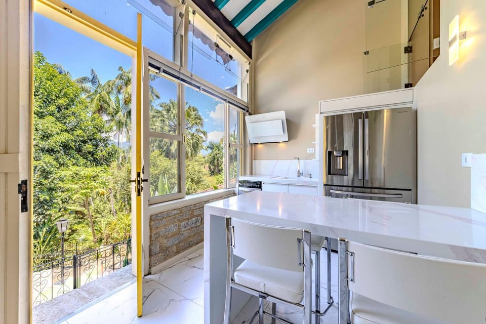 Garden, View (from property/room), Kitchen or kitchenette, Dining area, dishwasher, oven, stove