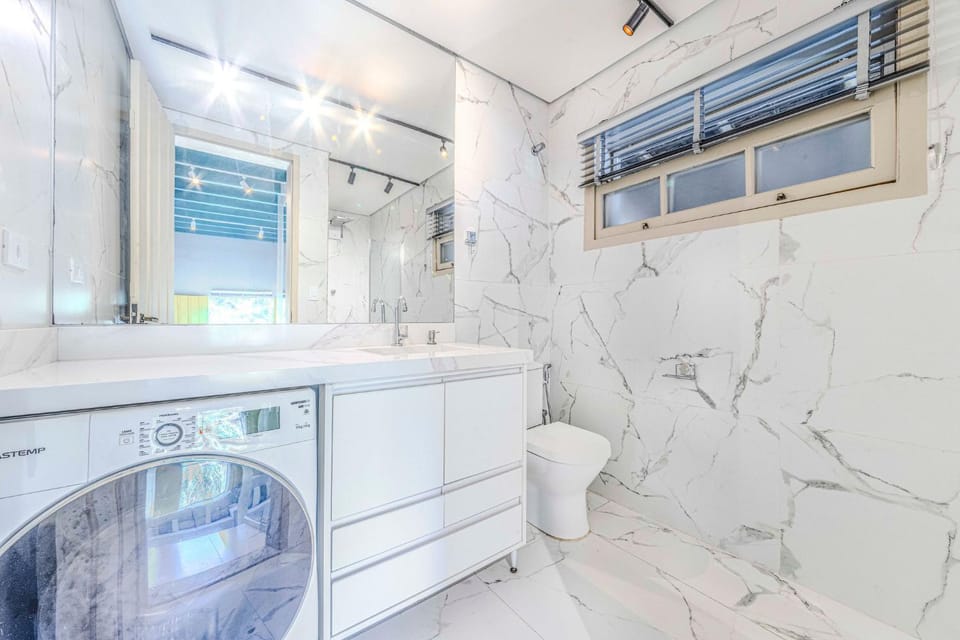 Bathroom, Kitchen or kitchenette, washing machine