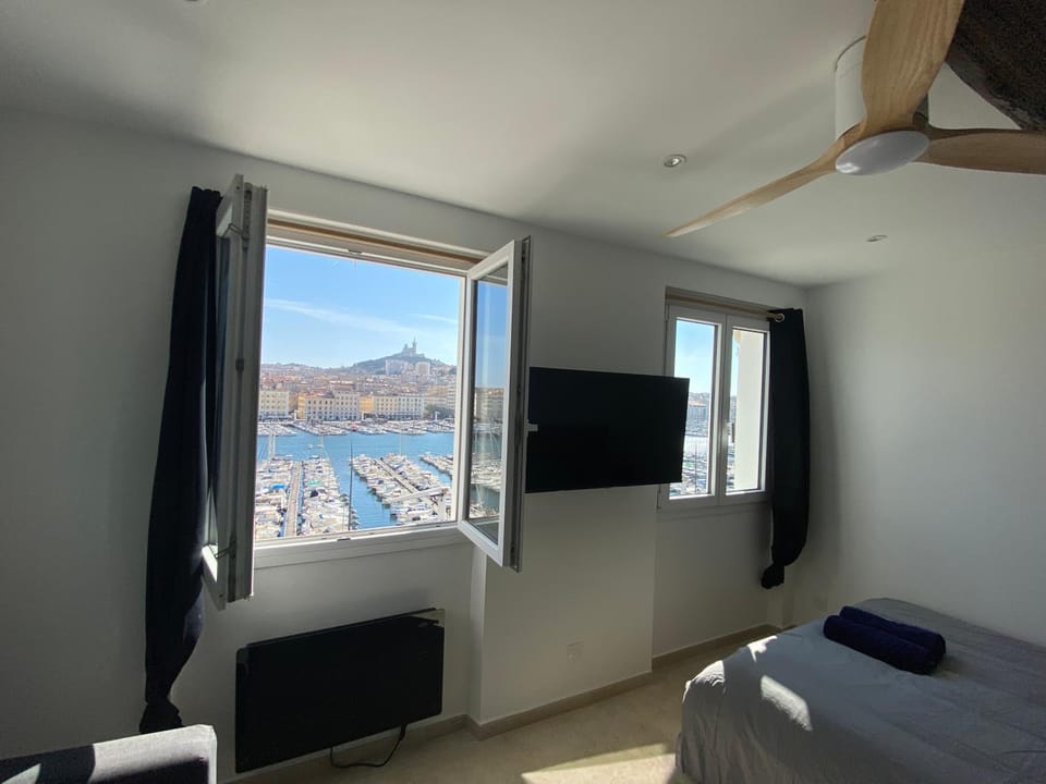 Appartement vue imprenable Vieux-Port et Notre Dame Hostel in Marseille