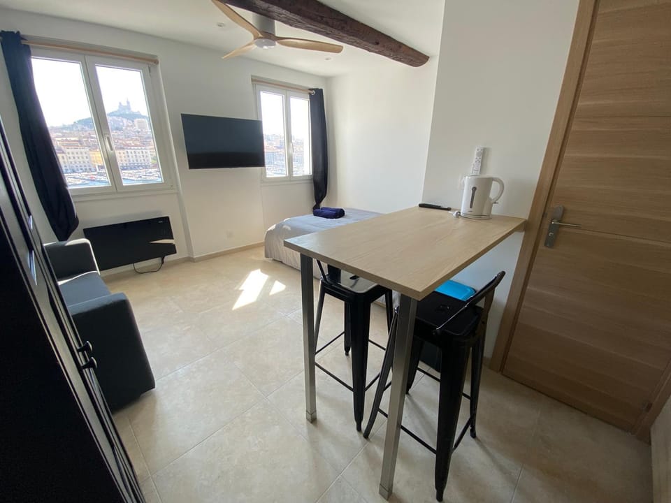 Appartement vue imprenable Vieux-Port et Notre Dame Hostel in Marseille