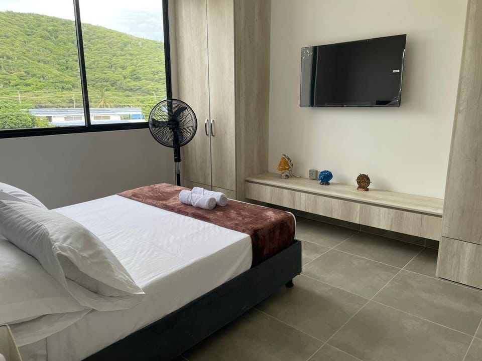 Bed, TV and multimedia, Photo of the whole room, Bedroom, Mountain view, air conditioner