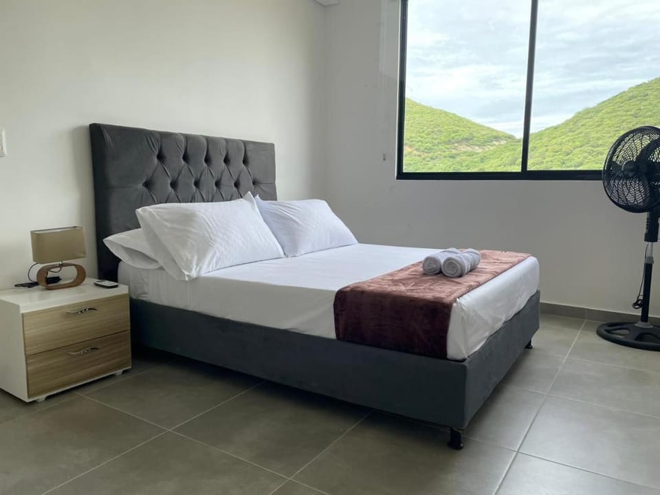 Bed, Bedroom, Mountain view, towels