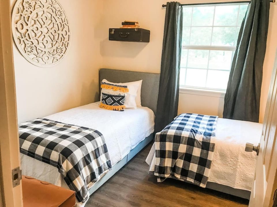 Cute Bleu Bison House -Sleeps 8 1 Block From HU House in Searcy