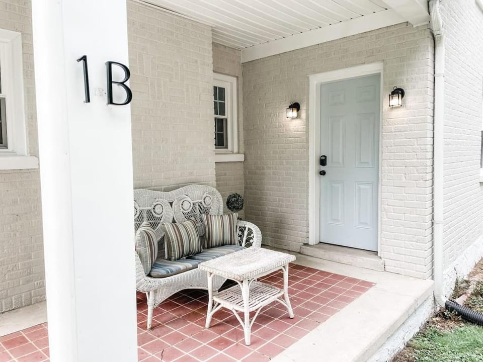 Adorable 1BR Apt. w KING bed 1 m. to square Apartment in Columbia
