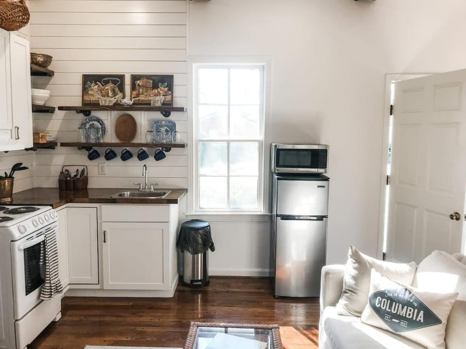 Charming Cottage w KING Bed 1m To Downtown Country House in Columbia