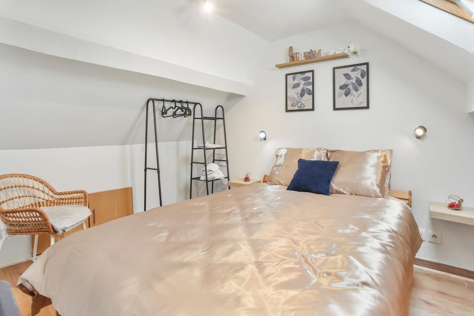 Bed, Photo of the whole room, Decorative detail, Bedroom