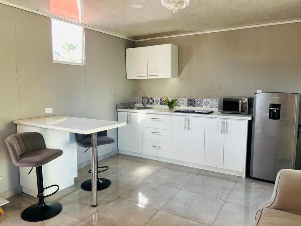 Coffee/tea facilities, Kitchen or kitchenette, Dining area