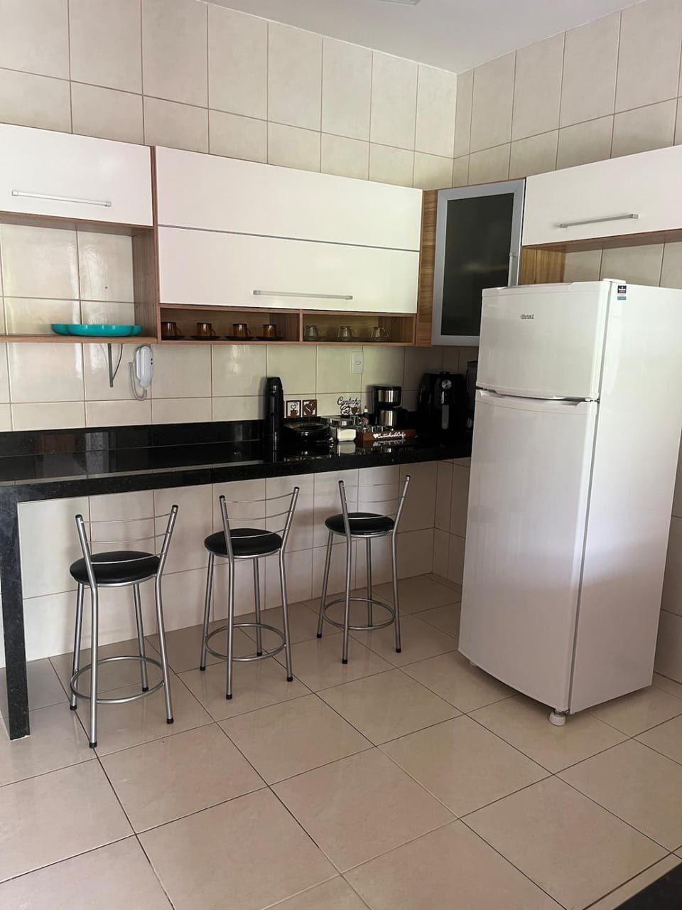 Coffee/tea facilities, Kitchen or kitchenette, Dining area, oven, stove, toaster