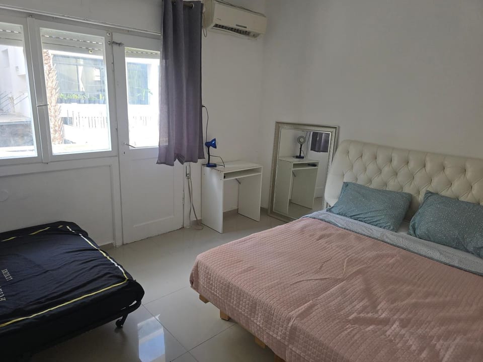 Mendale Simply house in heart of tlv with 2 bdr and salon kitchen and balcony 10 meter from shelter Apartment in Tel Aviv-Yafo