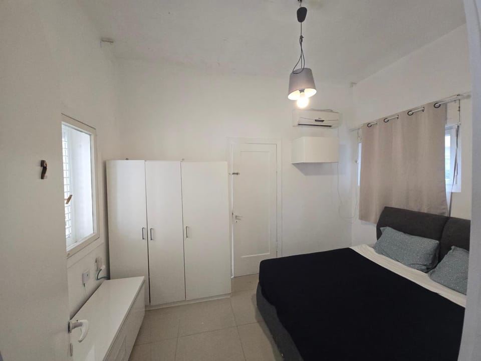 Mendale Simply house in heart of tlv with 2 bdr and salon kitchen and balcony 10 meter from shelter Apartment in Tel Aviv-Yafo