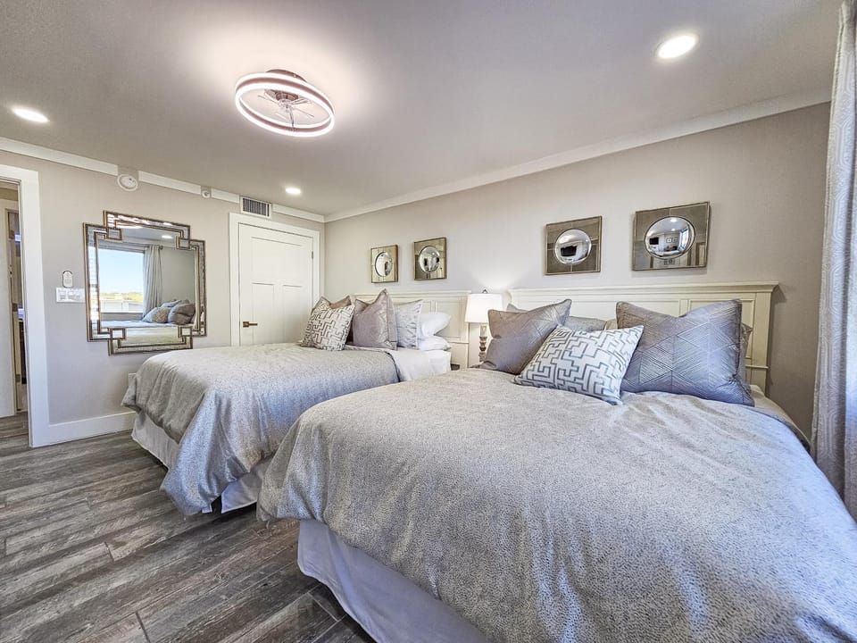 Superbly updated ocean view condo, 303 Brighton, full access condo Apartment in South Carolina