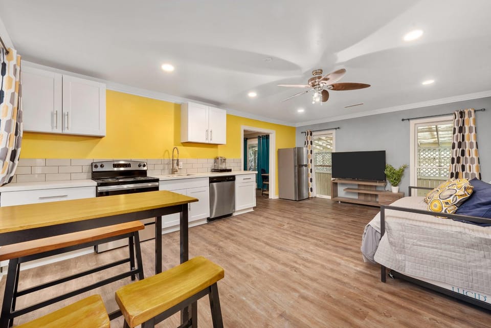 Cozy & Spacious 1BR in Montrose Walk to Top Attractions Apartment in Houston