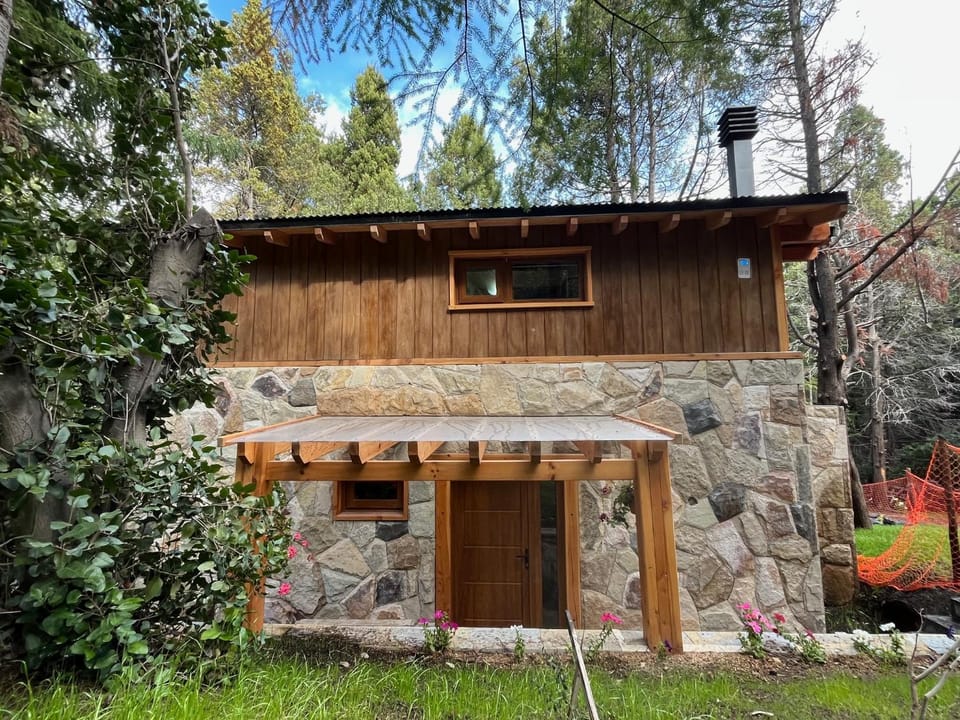 LOS HUEMULES - casa nueva en medio del bosque y a pasos del centro de la ciudad- House in San Carlos Bariloche