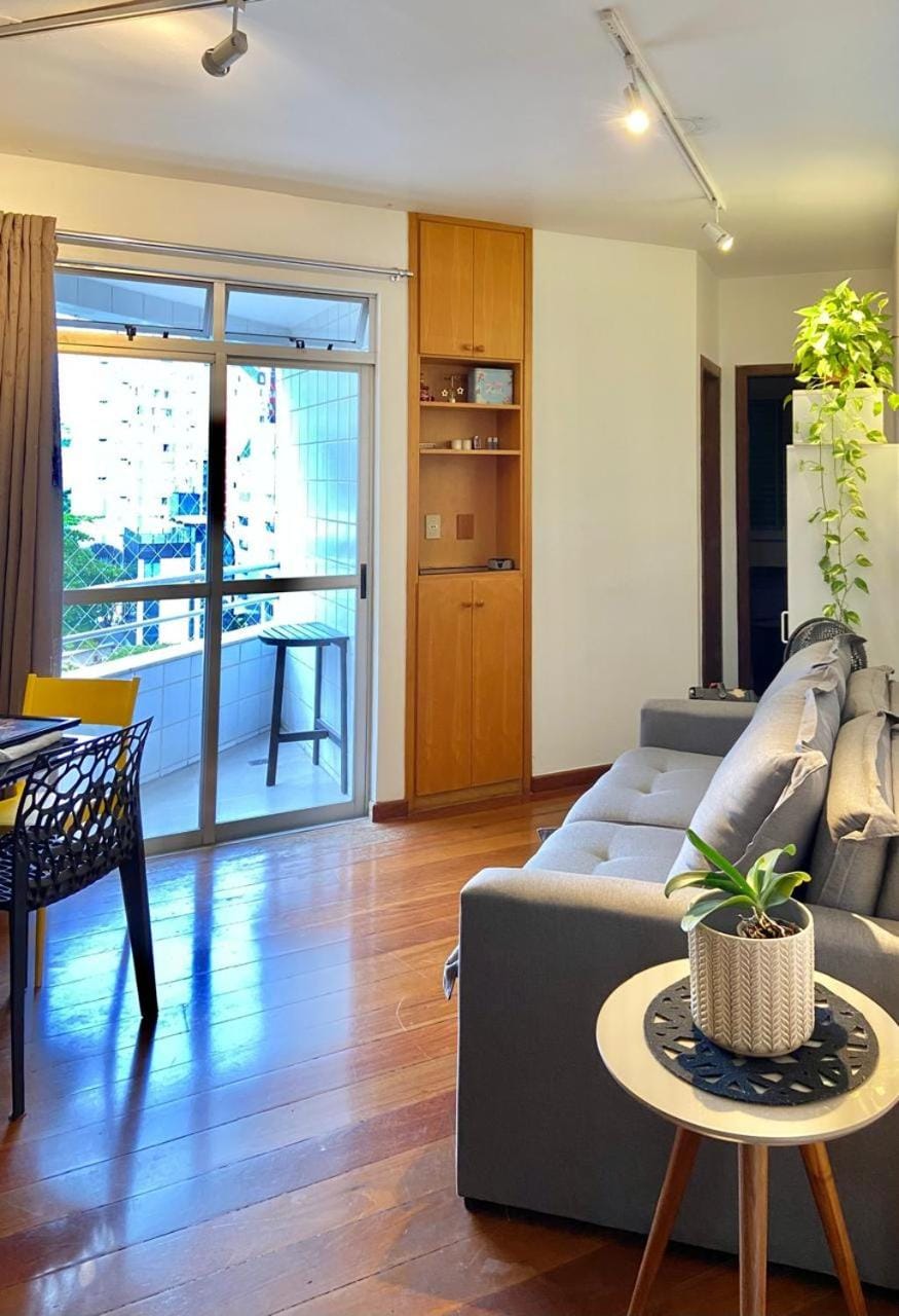 Excelente apartamento na Savassi com varanda e janela acústica Apartment in Belo Horizonte