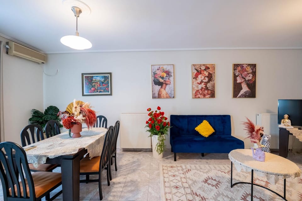 TV and multimedia, Living room, Seating area, Dining area, air conditioner