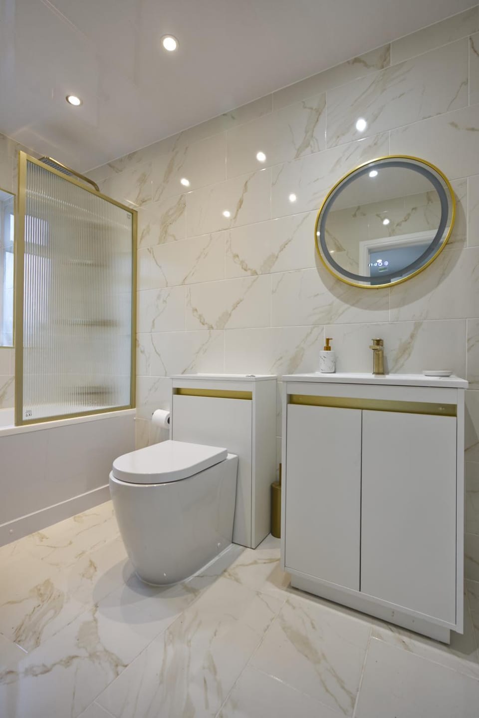 Shower, Toilet, Bathroom, Bath, hair dryier