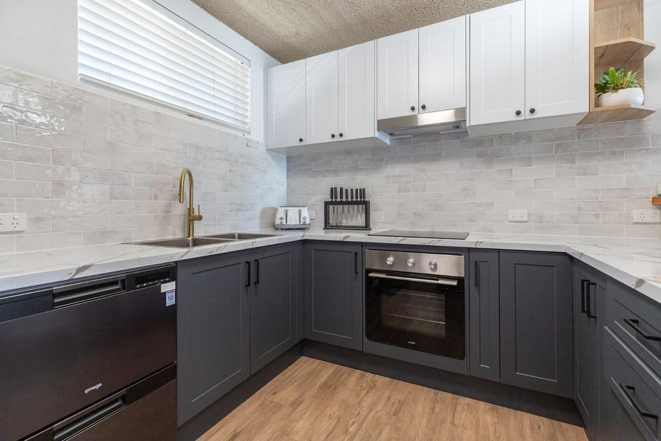 Kitchen or kitchenette, dishwasher, stove