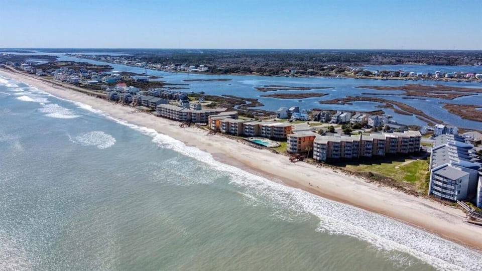 Bubbles Up- Views, Beach, Pool, Relaxing, Comfort Apartment in North Topsail Beach