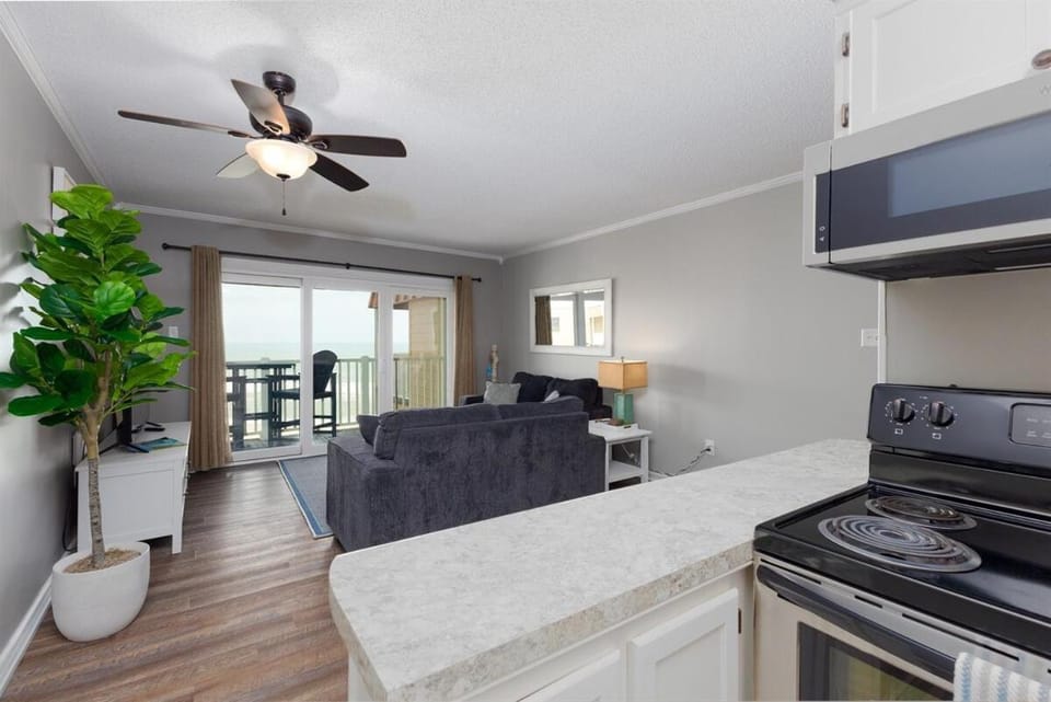 Bubbles Up- Views, Beach, Pool, Relaxing, Comfort Apartment in North Topsail Beach