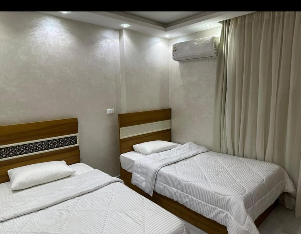 شقه فندقيه للإيجار اليومي والشهري للأسر والشباب الملتزم في شارع شهاب الرئيسي Apartment in Egypt
